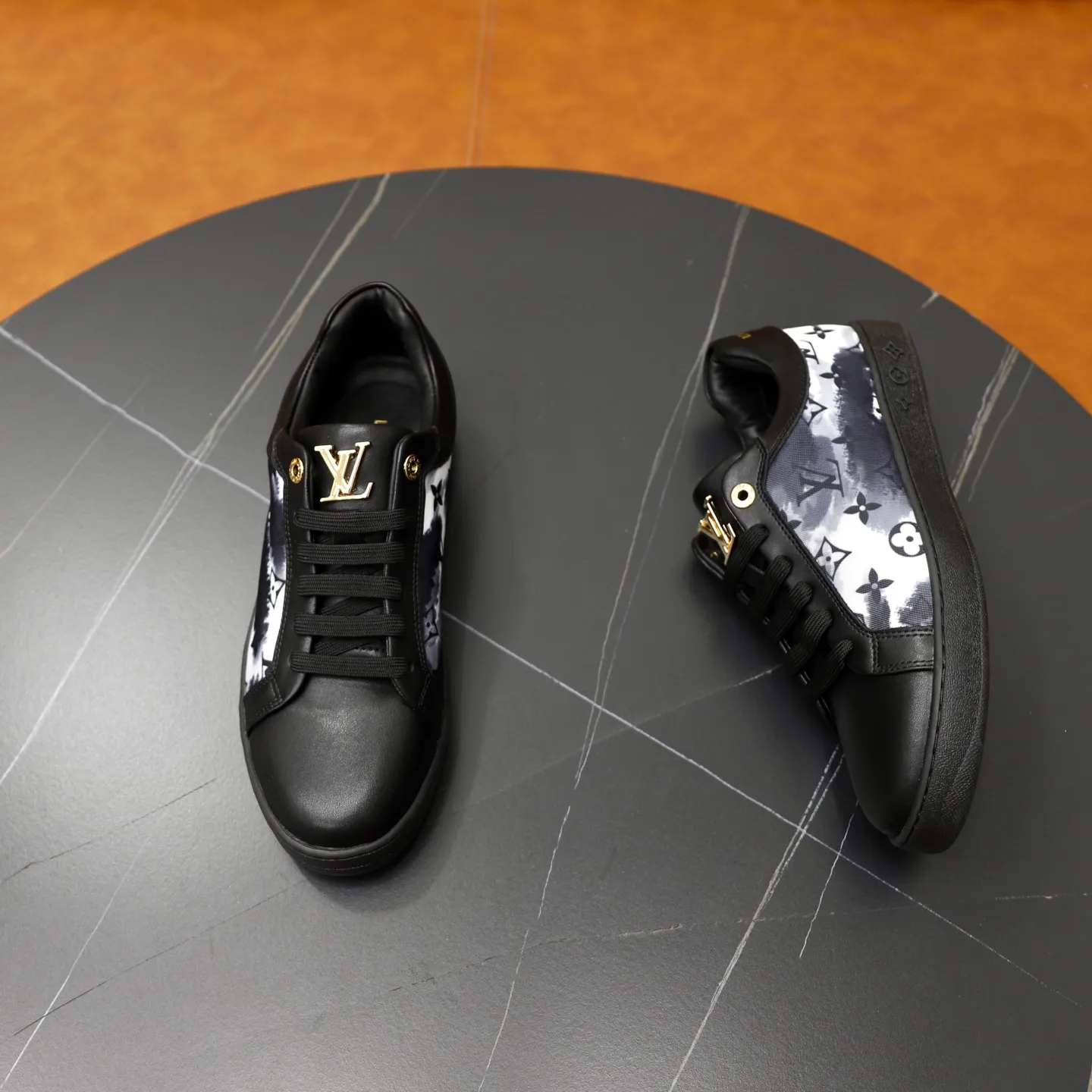 Ex-factory price: 400💰🙅‍♂️🙅‍♂️🙅‍♂️ Brand: LV Louis Vuitton Standard code: 38-44 (45 customized) Grade: Same as the official website Material: Original material splicing Comfortable and breathable lining Lightweight and wear-resistant sports outsole Style category: Men's fashionable casual shoes Running sneakers Distinguished luxury brand elements Top luxury Color: actual picture color